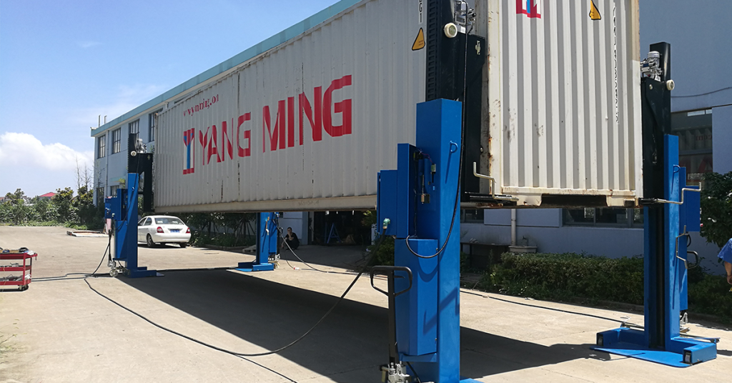 Hydraulic container lift jack in shipping container lifting application